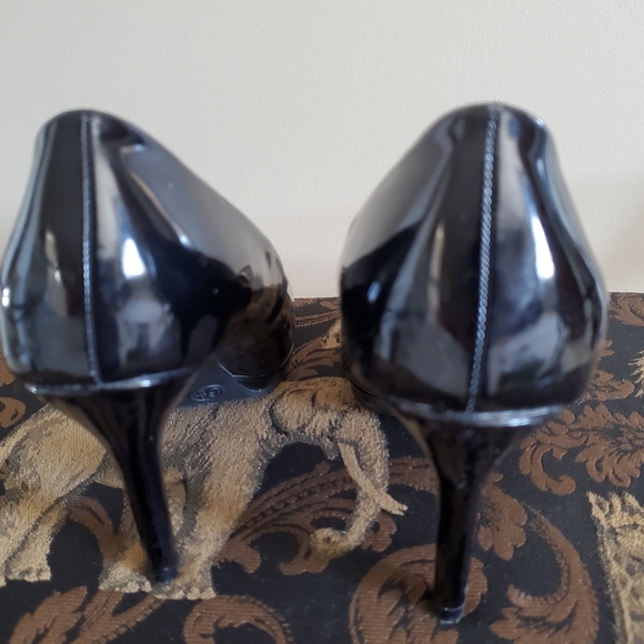 Women's Patent Pumps - Picture 3 of 4